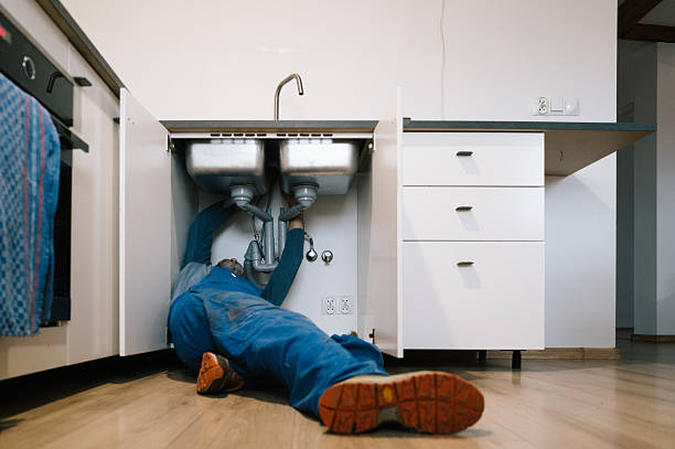Professional Emergency Plumber technician working in Hartford, IA